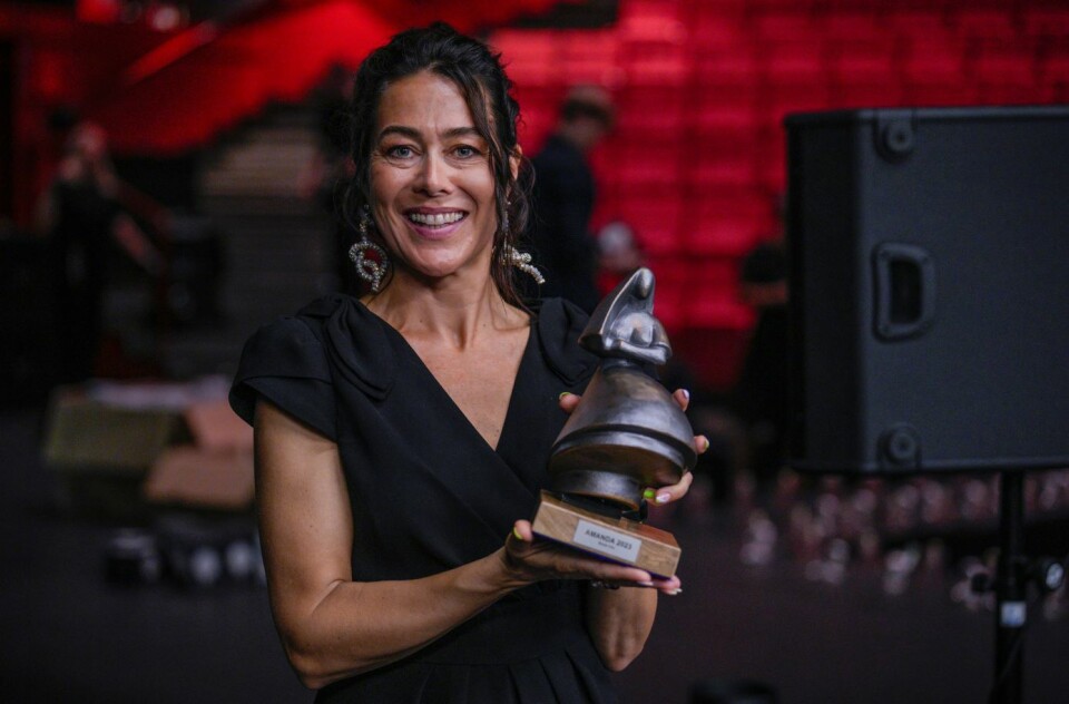 Filmprodusenten Maria Ekerhovd med Amandaprisen som «La elva leve» vant. Søndag mottok hun selv Aamot-statuetten.