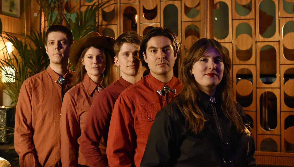 Razika-Embla tilbake: – Jeg ville ikke være en som kun skrev når jeg ...