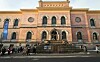 Nasjonalgalleriets røde murfasade i Oslo med besøkende samlet utenfor.