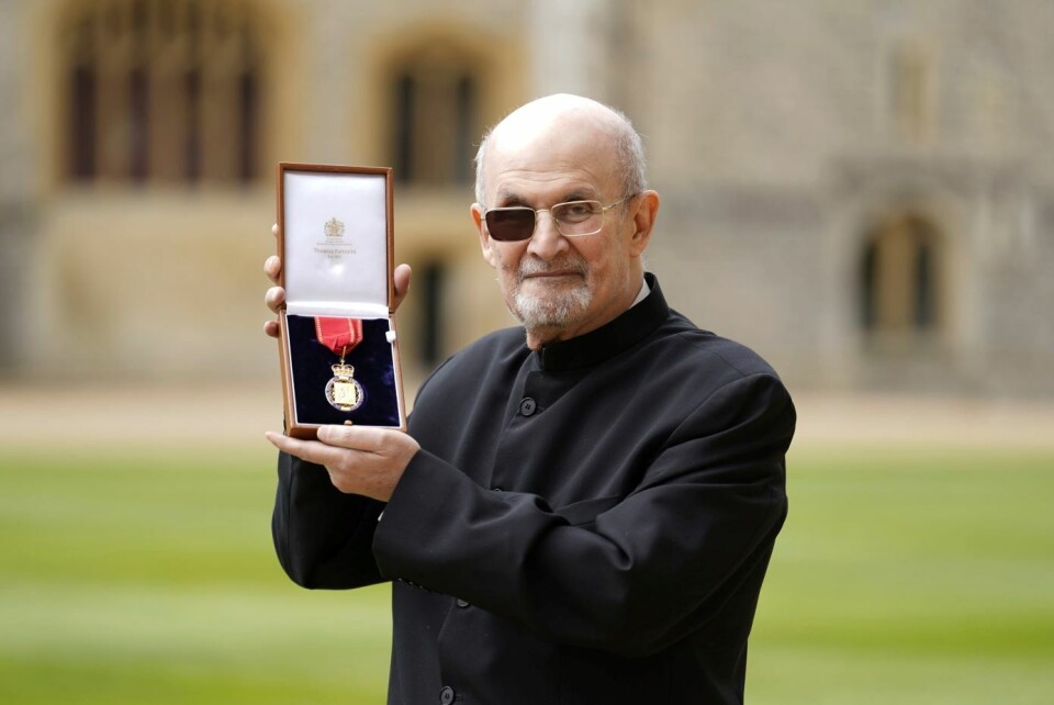 Salman Rushdie mottok tirsdag ordenen «Companion of Honour».