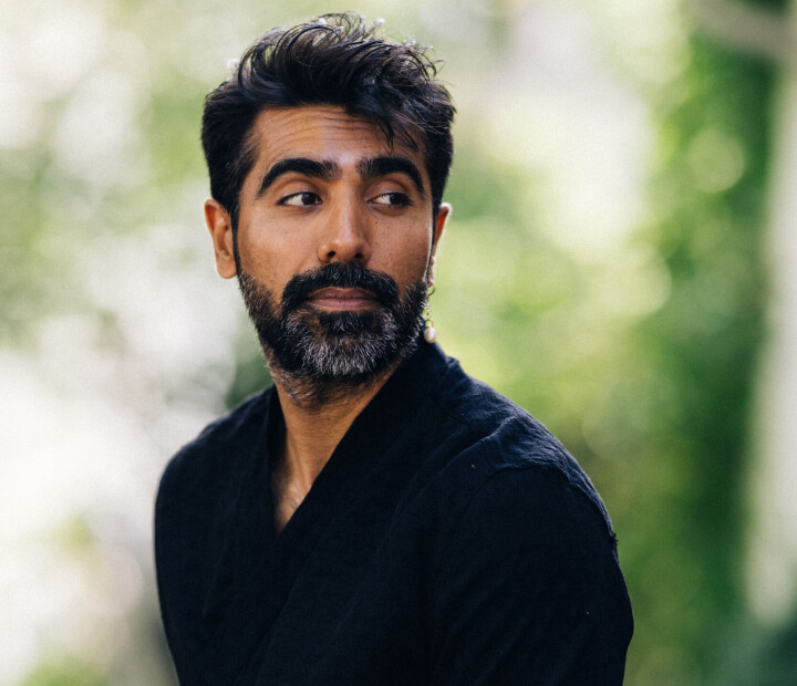 «Er jeg norsk, hvis jeg har mørk hud?» Amir Shaheens nye bok tar leseren med inn i livet til unge med minoritetsbakgrunn som er født og oppvokst i Norge. «Er jeg norsk, hvis jeg har mørk hud?» Amir Shaheens nye bok tar leseren med inn i livet til unge med minoritetsbakgrunn som er født og oppvokst i Norge.