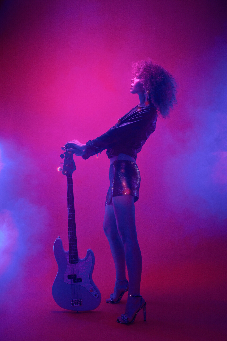 Maya Vik er både en musikk- og en moteprofil, og intervjues i anledning plateslippet av alt fra Elle til bassistnettstedet Bass Empire.