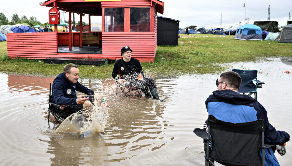Det var vått på Roskilde-festivalen i Danmark søndag, veldig vått. Men det legger ikke en demper på stemningen hos disse tre festivaldeltakerne.