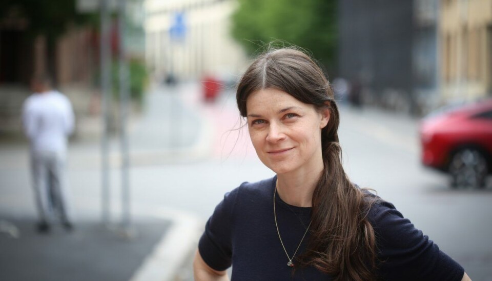 Solveig Mork Holmøyvik er språkviter og har bakgrunn som forlagsredaktør for sakprosa. Nå er hun aktuell med boka Ro deg ned! Om kvinner, sinne og solidaritet.