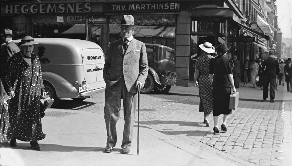 I Sult skriver Knut Hamsun om å gå sulten i Oslo. Her spaserer forfatteren i Oslo, i krysset Nedre Slottsgate på vei til Egertorget.