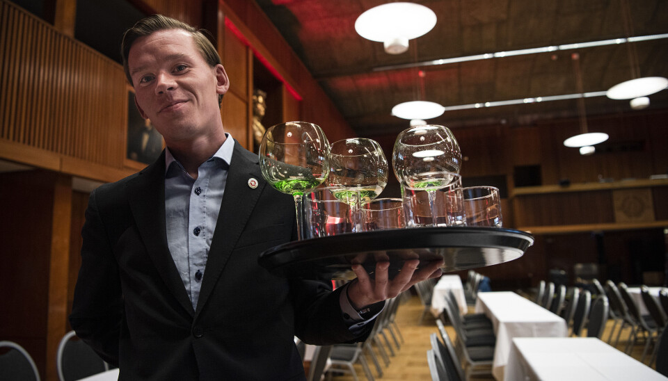 Andreas Tharaldsen er fagutdannet servitør. Han har vært fagforeningstillitsvalgt i restaurantbransjen i flere år og har jobbet som servitør på Hotel Continental, Statholdergaarden og som leietjener ved Det kongelige hoff. Tharaldsen har gått på Forfatterstudiet i Tromsø og er spaltist i Klassekampen. Nå er han aktuell med en bok om servitørfaget.