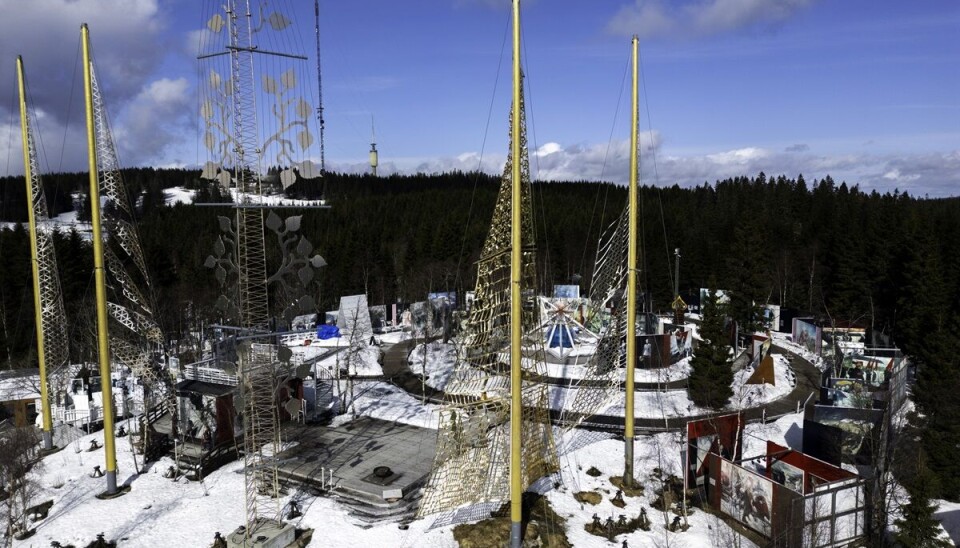 Roseslottet ligger innenfor markagrensa i Nordmarka ved Frognerseteren stasjon i Holmenkollen.