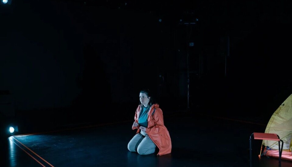 Skuespiller Christina Sleipnes er alene på den provisoriske scenen og forteller – og spiller – historien til en 17-åring som overlevde 22. juli 2011.