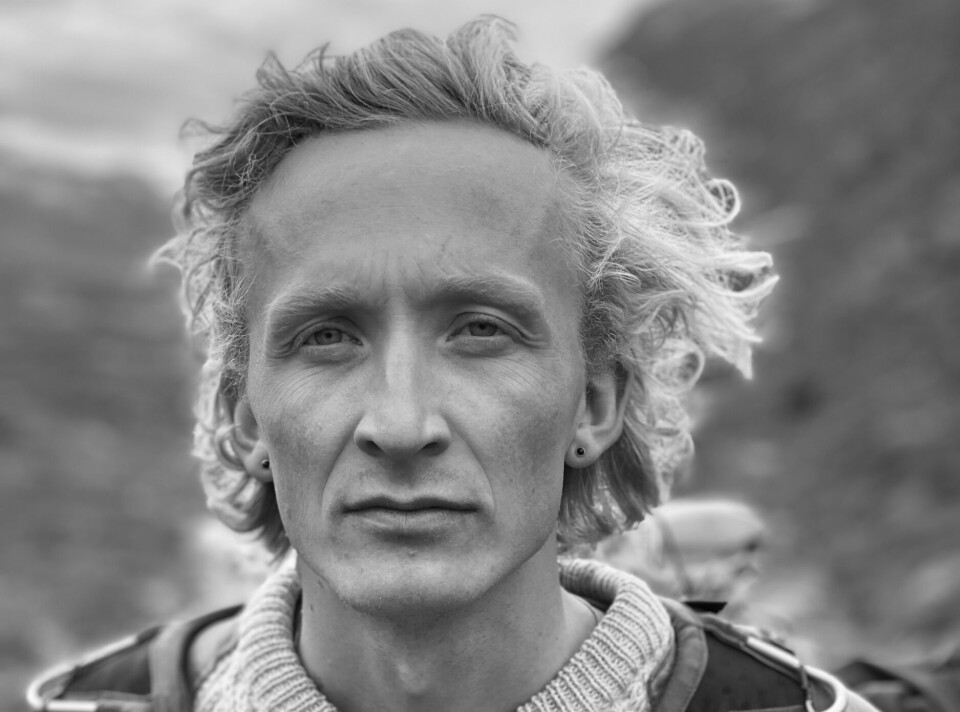 Andreas Vermehren Holm er forfatter, oversetter, redaktør og forlegger på Forlaget Virkelig, hvor han blant annet har redigert skriftserien Bestiarium og Ny Jord – tidsskrift for naturkritik. Han har utgitt flere kortere bøker på mindre forlag, i tillegg til større samlinger med dikt, prosatekster og faksimiler. Nå er han aktuell med nye dikt.
