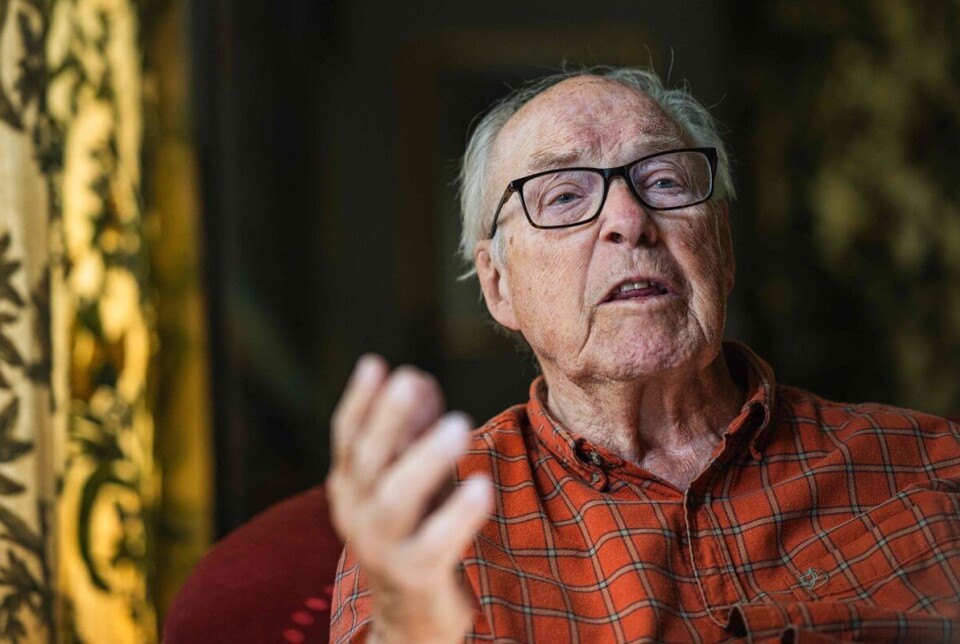 FNs tidligere våpeninspektør, Hans Blix, har skrevet boken A Farewell to Wars. The Growing Restraints on the Interstate Use of Force.