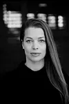 Rebecca Wexelsen er født i Oslo i 1986. Hun har bakgrunn fra språk- og litteraturstudier og jobber til daglig som tekstforfatter. Wexelsen debuterte med diktsamlingen Så faller jeg i 2017. I 2019 romandebuterte hun med den kritikerroste Hotell Montebello, og hun har vunnet Kulturdepartementets bildebokpris for barneboken Ulf er uvel. Når jeg løper er hennes tredje roman for voksne.