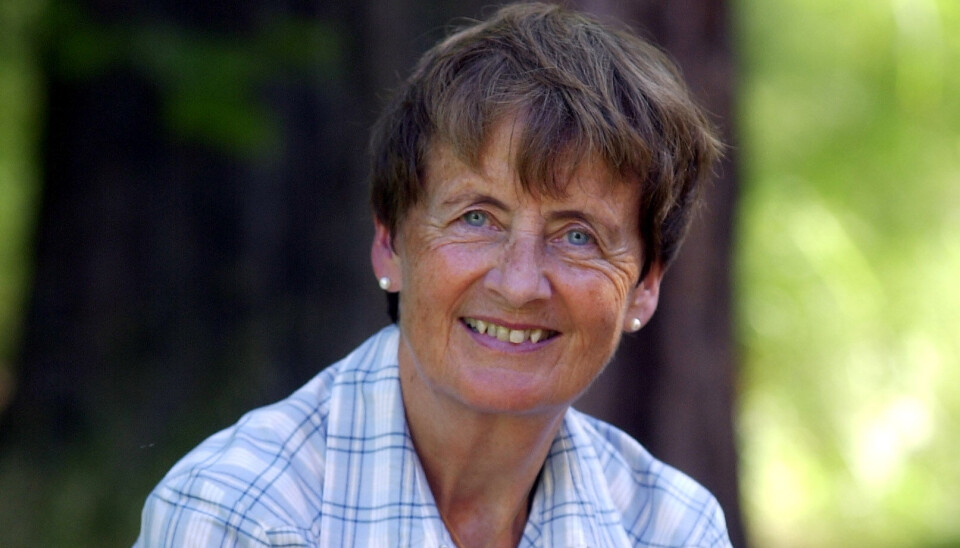 Frid Ingulstad fotografert i 2001 med en bok fra en annen av sine fire store serieromaner, «Ildkorset».