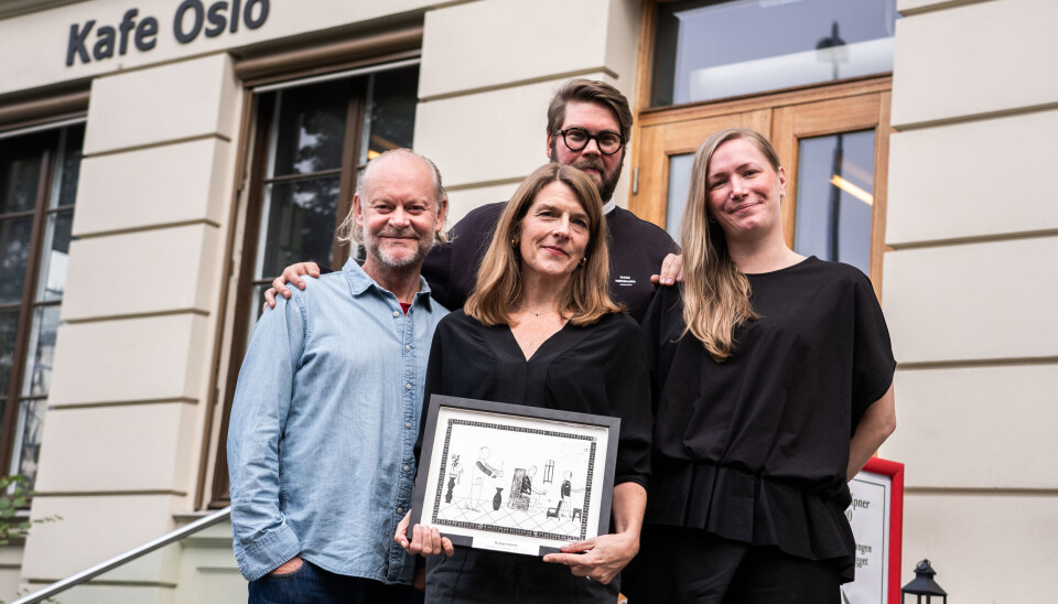 Avisene bør få refundert sine utgifter til anmelderi, mener Kritikerlaget. Her er Per Bogstad Gulliksen, Elisabeth Egseth Hansen, Emil Olafsson og Mina Stokke fra Trøndelag teater i forbindelse med at Norsk kritikerlag delte ut kritikerprisene for teater, musikk og dans 2023/2024 på Litteraturhuset i Oslo.