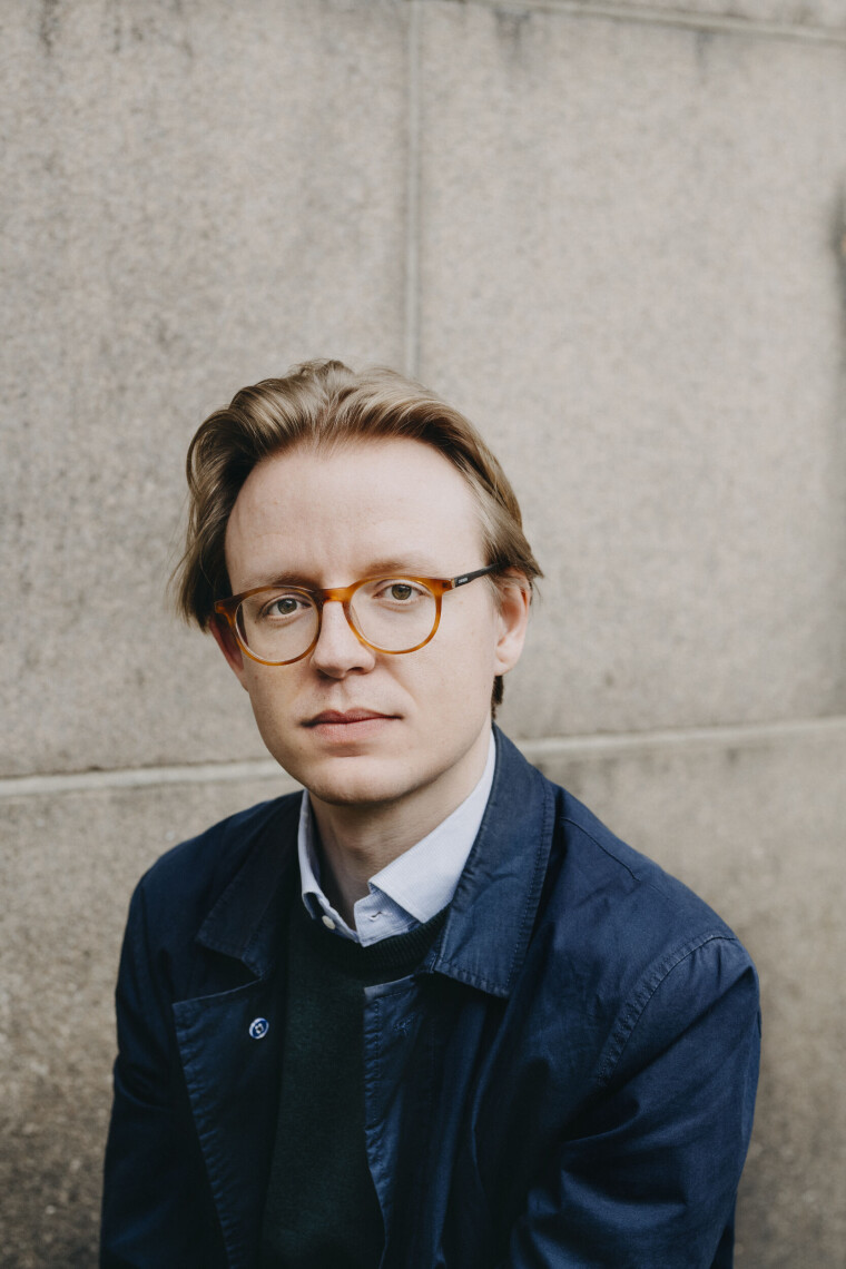 Simen K. Nielsen debuterte som lyriker med Incunabula i 2020, som ble nominert til Tarjei Vesaas debutantpris. Nå er han aktuell med sin tredje diktsamling.