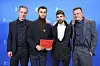 Regissørene for «No Other Land», Basel Adra og Yuval Abraham, i midten sammen med de norske produsentene Fabien Greenberg (t.v.) og Bård Kjøge Rønning på filmfestivalen i Berlin i februar. Foto: Nadja Wohlleben/AP / NTB