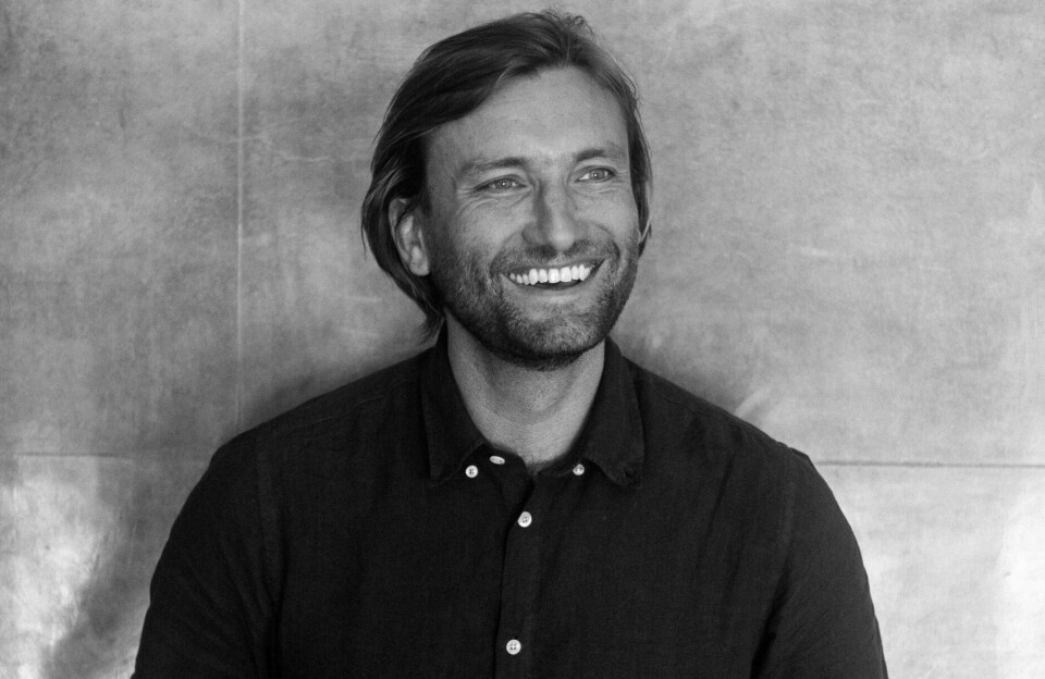 Birger Emanuelsens debut For riket er ditt (2012) ble utropt til en av årets beste bøker. Siden har han utgitt en rekke kritikerroste romaner, essays og sakprosaboken Før de forsvinner (2024). Han har mottatt Sørlandets litteraturpris og Ungdommens kritikerpris. Nå er han aktuell med boka Resten brenner vi. Birger Emanuelsens debut For riket er ditt (2012) ble utropt til en av årets beste bøker. Siden har han utgitt en rekke kritikerroste romaner, essays og sakprosaboken Før de forsvinner (2024). Han har mottatt Sørlandets litteraturpris og Ungdommens kritikerpris. Nå er han aktuell med boka Resten brenner vi.