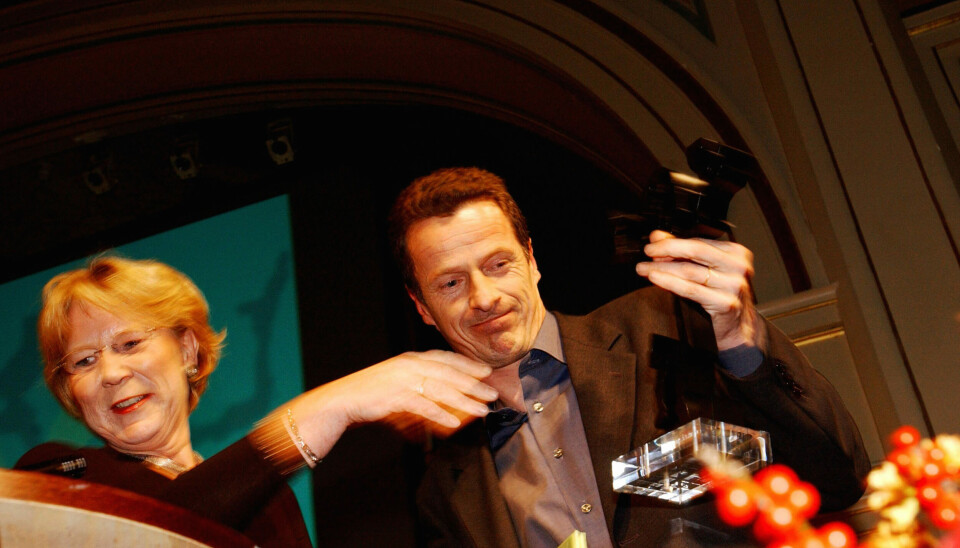 Boken 'Fars rygg' av Nils Fredrik Dahl havner øverst på salgstoppen i kategorien 'Pocket - og billigbøker' i uke 52. Bildet er fra Bragepris utdeligen i 2002 hvor Nils Fredrik Dahl den gang vant prisen i kategori skjønnlitteratur for romanen 'På vei til en venn'.