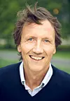 Andrew P. Kroglund er kritiker, skribent, foredragsholder og forfatter. Han har reist verden rundt og sett klimaendringene på nært hold. Han har tidligere skrevet boka Kniv, Sjel og Gaffel. På sporet av det sultne mennesket (2016).