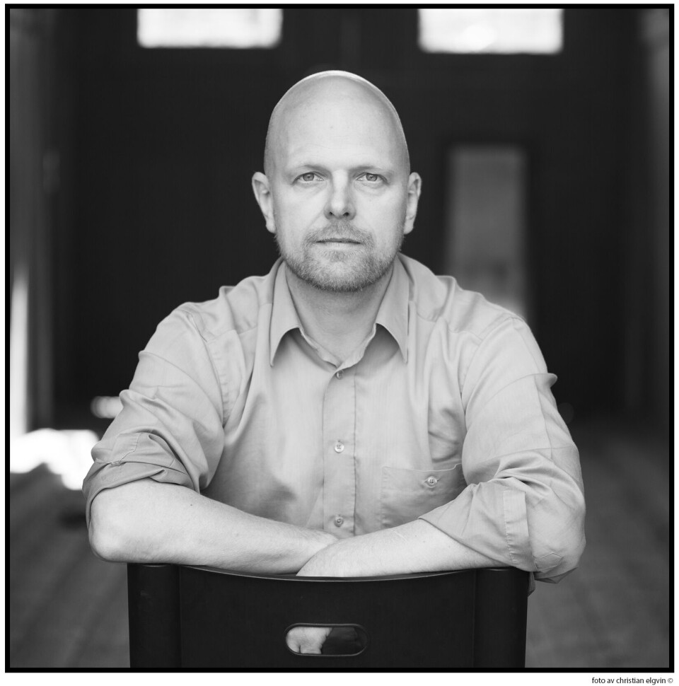 Gunstein Bakke debuterte i 2000 med romanen Kontoret. Siden har han gikk ut flere romaner og dikt og er også gjendikter og oversetter. Nå er han aktuell med diktsamlingen Vann og våkne dyr. Gunstein Bakke debuterte i 2000 med romanen Kontoret. Siden har han gikk ut flere romaner og dikt og er også gjendikter og oversetter. Nå er han aktuell med diktsamlingen Vann og våkne dyr.