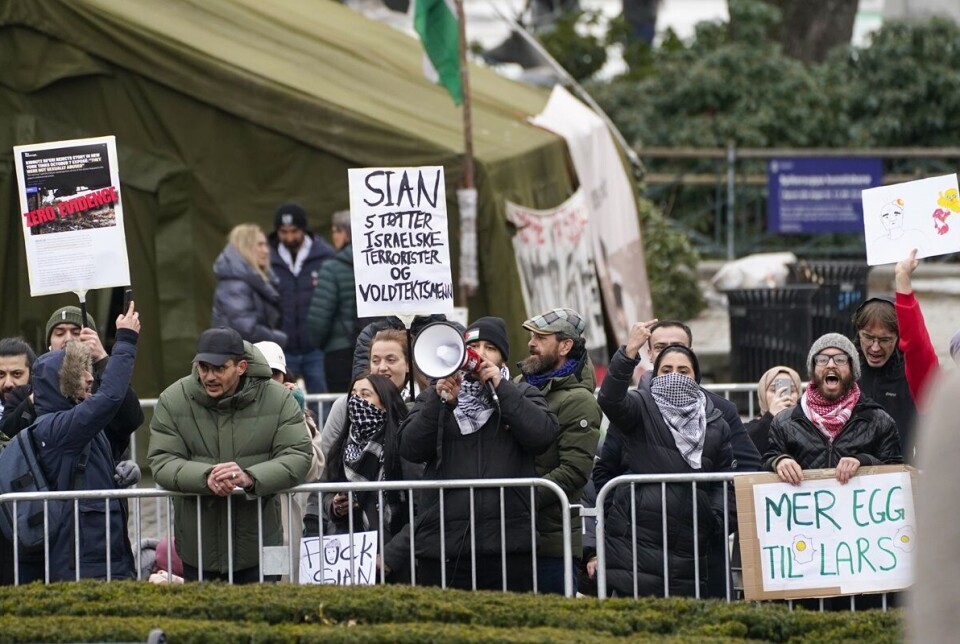 Sian demonstrerer foran Stortinget. Motdemonstranter viser sin mening.