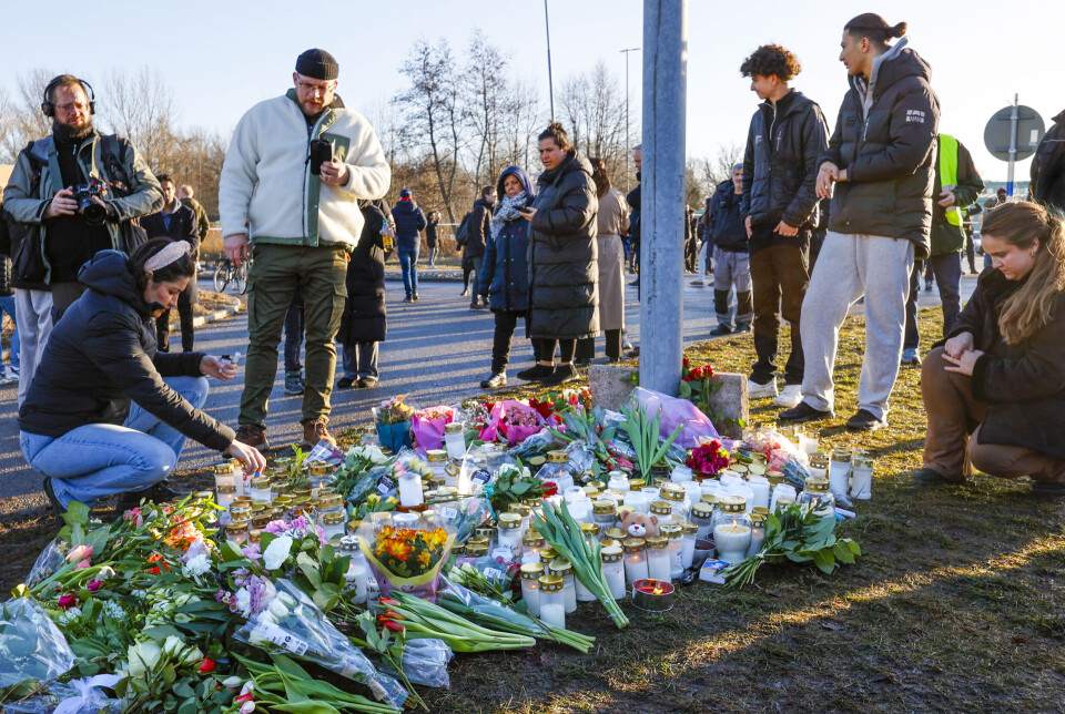 Blomster legges ned utenfor Campus Risbergska i Örebro i Sverige etter skoleskytingen som tok elleve liv, inkludert gjerningsmannen. Det lokale museet ønsker å dokumentere dette.