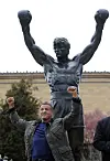 Sylvester Stallone foran Rocky-statuen på trappetrinnene til Philadelphia Museum of Art – som boktittelen er et nikk til.