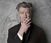 Filmskaper David Lynch poserer hjemme hos seg selv i  Los Angeles i 2002.