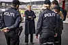 Emilie Enger Mehl (Sp) ser på bevæpningen til politifolk på Kjelsrud politistasjon for å diskutere generell bevæpning av politiet.