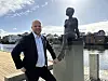 Sp-leder Trygve Slagsvold Vedum poserer ved Marilyn Monroe-statuen ved Smedasundet i Haugesund.