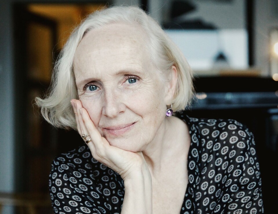 Hanne Bramness debuterte i 1983 med Korrespondanse og har gitt ut en rekke diktsamlinger siden, samt en roman, Lynettes reise (2003), og har mottatt flere priser. Nå er hun aktuell med boka Himmelen faller ikke ned. Hanne Bramness (f. 1959 i Oslo) er en av våre viktigste lyrikere. Hun debuterte i 1983 med Korrespondanse og har til sammen gitt ut tretten diktsamlinger for voksne og seks for barn og unge, samt en roman, Lynettes reise (2003). Hun er opptatt av hvordan hukommelsen virker, hvordan vi framstiller historien, også vår egen. Fotografiet har vært en viktig inspirasjonskilde; hva viser bildet, hva skjuler og pynter det på? Det finnes et rom bak det åpenbart synlige som klinger med. Diktene er musikalske, bilderike og filosofiske, i en tradisjon preget av både fornuft og magi.
Gjennom sitt virke som forfatter, gjendikter, forlegger og skrivelærer, har Hanne Bramness gitt et viktig bidrag til norsk litteratur. Hun har gjendiktet 19 bøker. For sine egne bøker har hun mottatt Den norske lyrikklubbens pris (1996), Doblougprisen (2006), Språklig samlings litteraturpris (2014) og Diktartavla (2016). For arbeidet med formidling av poesi fikk hun Wergelands åre (2012). I 2019 var hun festivaldikter på Nordisk poesifestival/Rolf Jacobsen-dagene, og i 2020 utkom boka Nordisk samtidspoesi. Hanne Bramness’ forfatterskap.