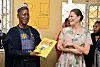 Kronprinsesse Victoria overrakte denne uken «Kjenner du Pippi Langstrømpe?», oversatt til nigeriansk pidgin, til rektor Umar Muhammed Makusidi ved LEA-barnehagen i Jabi.