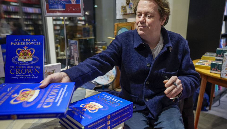 Tom Parker Bowles ,kokebokforfatter, bidragsyter i BBC, og sønn til dronning Camilla Parker Bowles, er på Norli i Universitetsgata og signerer bøker. Han har skrevet en bok om gastronomien i det britiske kongehuset fra Victoriatiden og fram til i dag. Tom Parker Bowles kokebokforfatter, bidragsyter i BBC, og sønn til dronning Camilla Parker Bowles er på Norli i Universitetsgata og signerer bøker. Han har skrevet en bok om gastronomien i det britiske kongehuset fra Victoriatiden og fram til i dag.