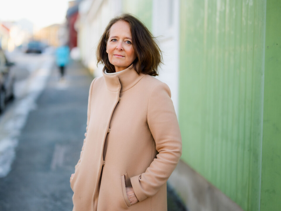 Eva Grinde er journalist, utdannet ved London School of Economics, og arbeider som leder- og kommentarskribent i Dagens Næringsliv. Papirhud er Grindes skjønnlitterære debut. Eva Grinde er journalist, utdannet ved London School of Economics, og arbeider som leder- og kommentarskribent i Dagens Næringsliv. Papirhud er Grindes skjønnlitterære debut.