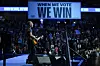 Bruce Springsteen opptrer under et valgkampmøte for Kamala Harris i fjor høst. President Donald Trump mener han må saksøkes for ulovlige valgkampdonasjoner etter flere slike opptredener.