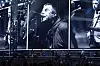 Liam Gallagher og Noel Gallagher i storformat bak seg selv på scenen.