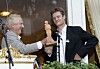 William Nygaard overrækker prisen til Lund under en seremoni i et festpyntet lokale.