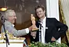 William Nygaard overrækker prisen til Lund under en seremoni i et festpyntet lokale.