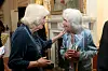 Her er Jilly Cooper og dronning Camilla fotografert i mars i år. Nå er Cooper brått død.