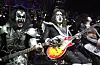 Ace Frehley (i midten) i karakteristisk Kiss-sminke sammen med bandkompisene Gene Simmons (til venstre= og Paul Stanley på konsert i Detroit i 2000.