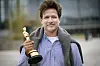 Danske Thomas Vinterberg, her med Oscar-statuen han fikk for «Ett glass til», skal lage dramaserie om Kennedy-familien.