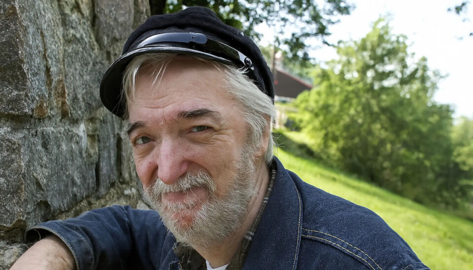 Ingar Knudtsen debuterte i 1975 med novellesamlingen Dimensjon S og har senere utgitt en rekke bøker.