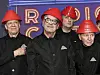 Her har Devo tatt på seg de røde kjenningshattene på SNL50-feiringen i februar: F.v. Bob Mothersbaugh, Mark Mothersbaugh, Josh Hager og Gerald Casale.