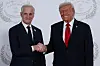 Donald Trump og Jonas Gahr Støre står side om side og håndhilser foran en lys bakgrunn.
