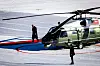 Donald Trump går fra Marine One-helikopteret på rød løper på snødekt landingsplass i Davos.