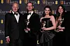 Stellan Skarsgård, Joachim Trier, Inga Ibsdotter Lilleaas og Renate Reinsve poserer med prisen for beste ikke engelskspråklige film under Bafta-prisutdelingen i London søndag kveld. Foto: Alastair Grant / AP / NTB