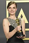 Hildur Guðnadóttir holder en Oscar-statuett i presserommet under Oscar-utdelingen.