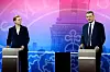 Mette Frederiksen og Troels Lund Poulsen deltar i TV-debatt ved to talerstoler i fargerik studioinnstilling.