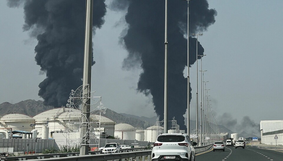 Store røyksøyler fra energianlegg ved siden av motorvei i Fujairah
