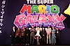 Ensemblestab poserer foran fargerik «The Super Mario Galaxy Movie»-plakat på premiere i Kyoto.