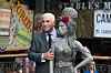 Mitch Winehouse poserer ved Amy Winehouse-statue i Camden Stables Market i London.